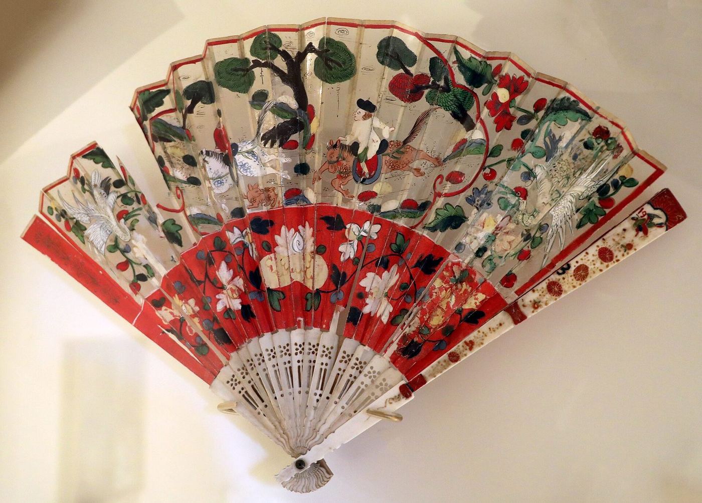 Chinese export folding fan painted with a horse race, made before about 1736