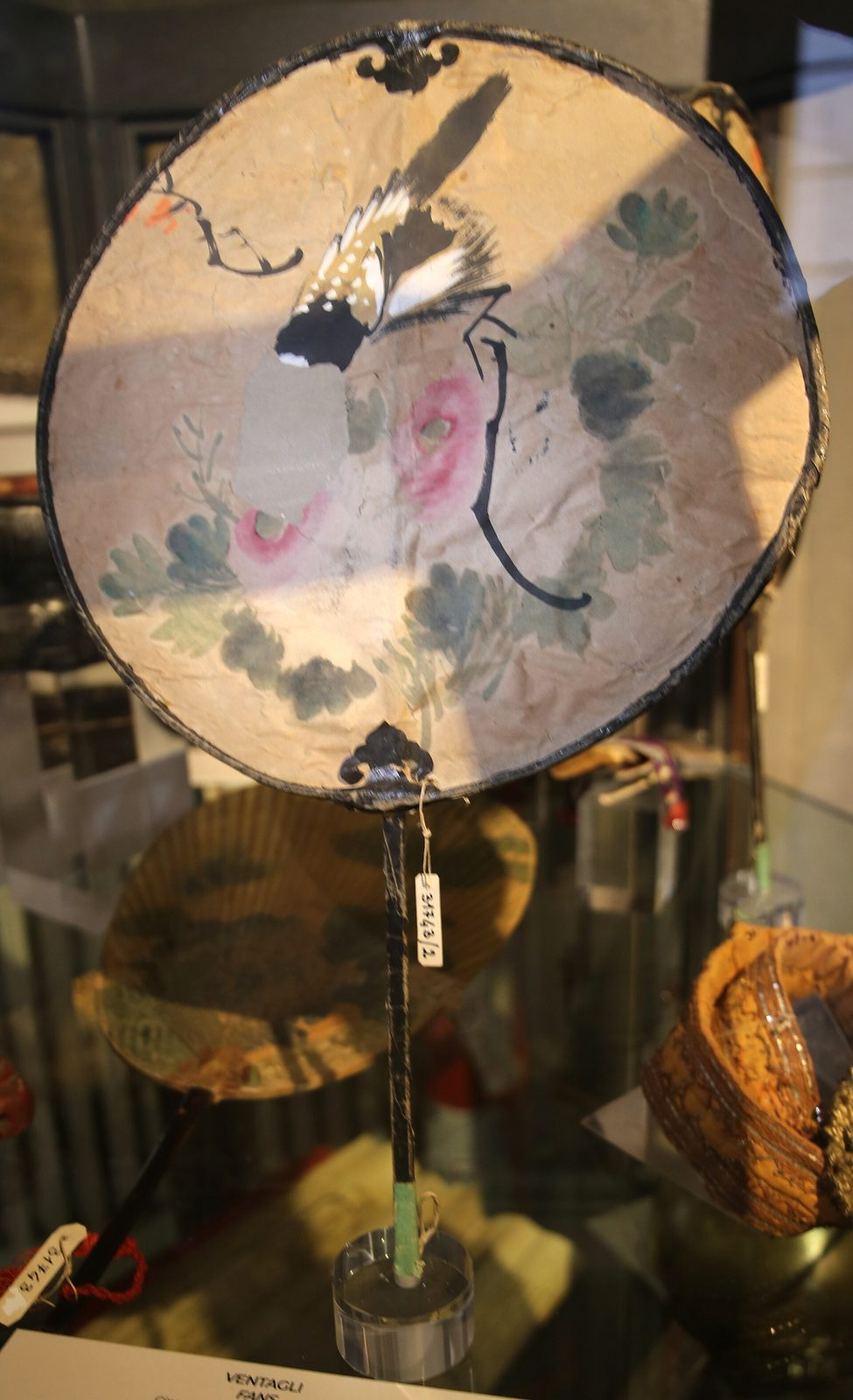 Chinese round fan with painted paper leaf and bamboo handle, about 1890 to 1910