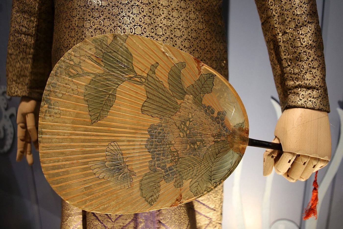 Single Chinese round fan of painted paper and bamboo, about 1890 to 1910