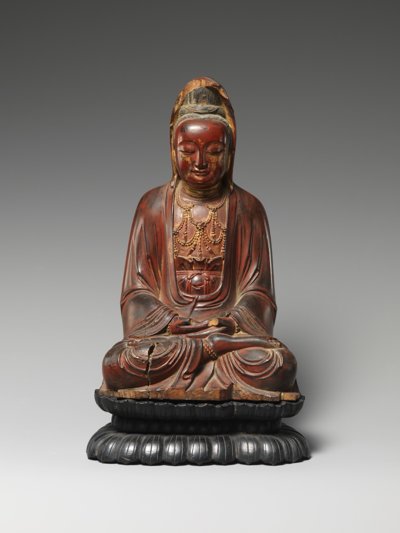 Chinese carved sandalwood figure of the Bodhisattva Guanyin, datable to 1624, carved from a single block